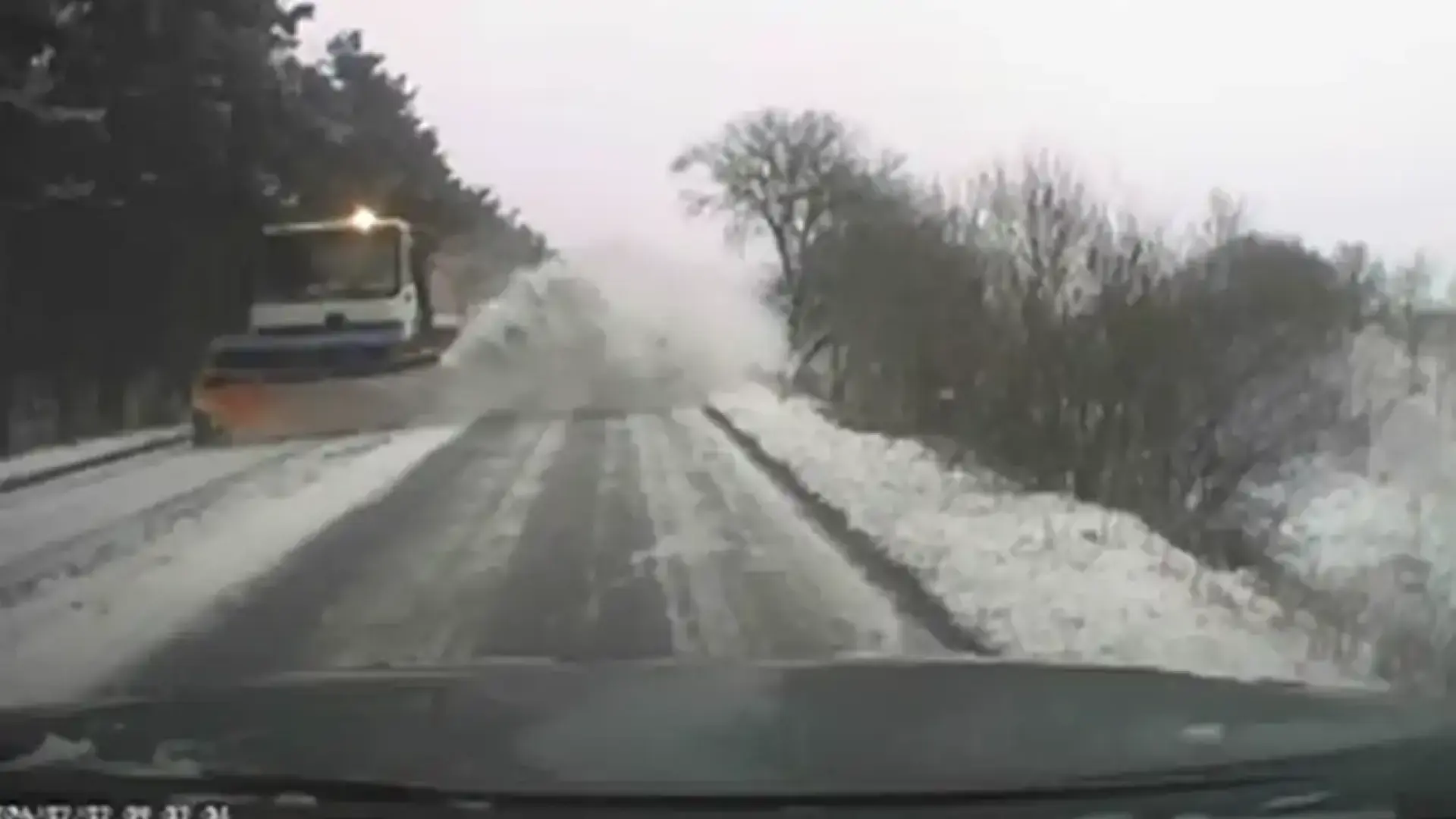 Варненец пропищя: Снегорин ме затрупа жив, вълна от сняг ми удари колата