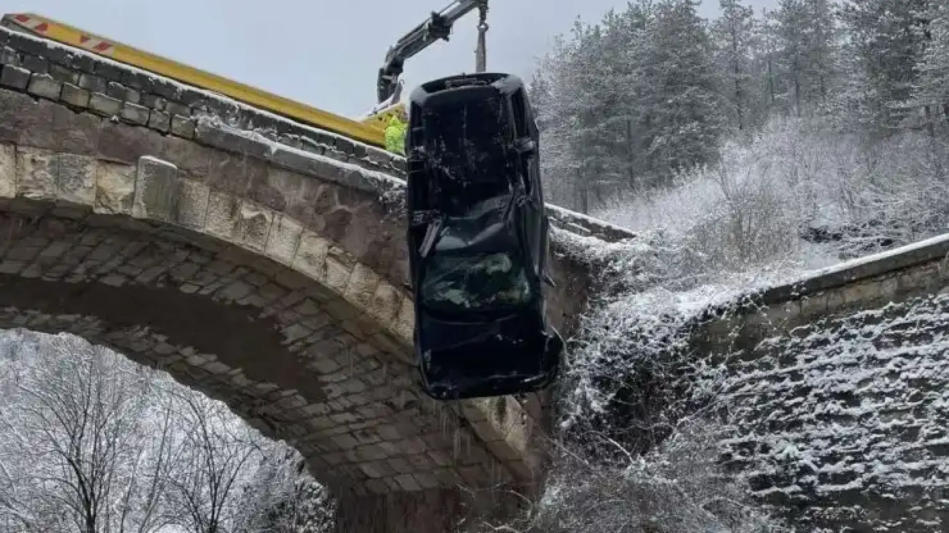 Кола падна в река край Враца след поднасяне на заледен път