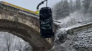 Кола падна в река край Враца след поднасяне на заледен път