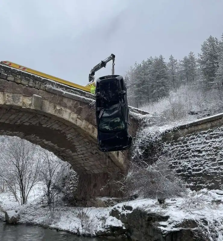 Кола падна в река край Враца след поднасяне на заледен път