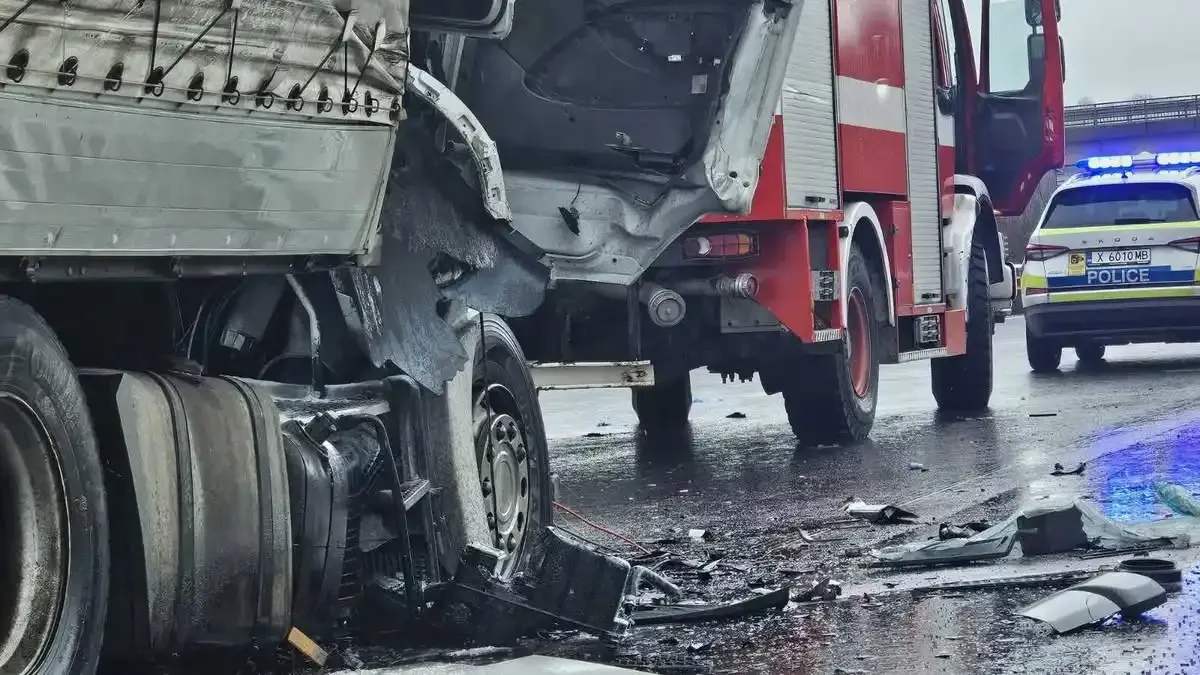Три камиона се сблъскаха на мокрия асфалт в Хаинбоаз