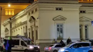 Първи снимки на екшъна пред НС с нападнат полицай