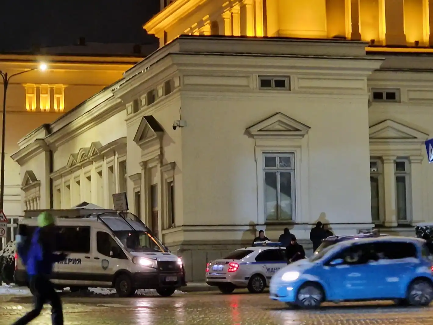 Първи снимки на екшъна пред НС с нападнат полицай