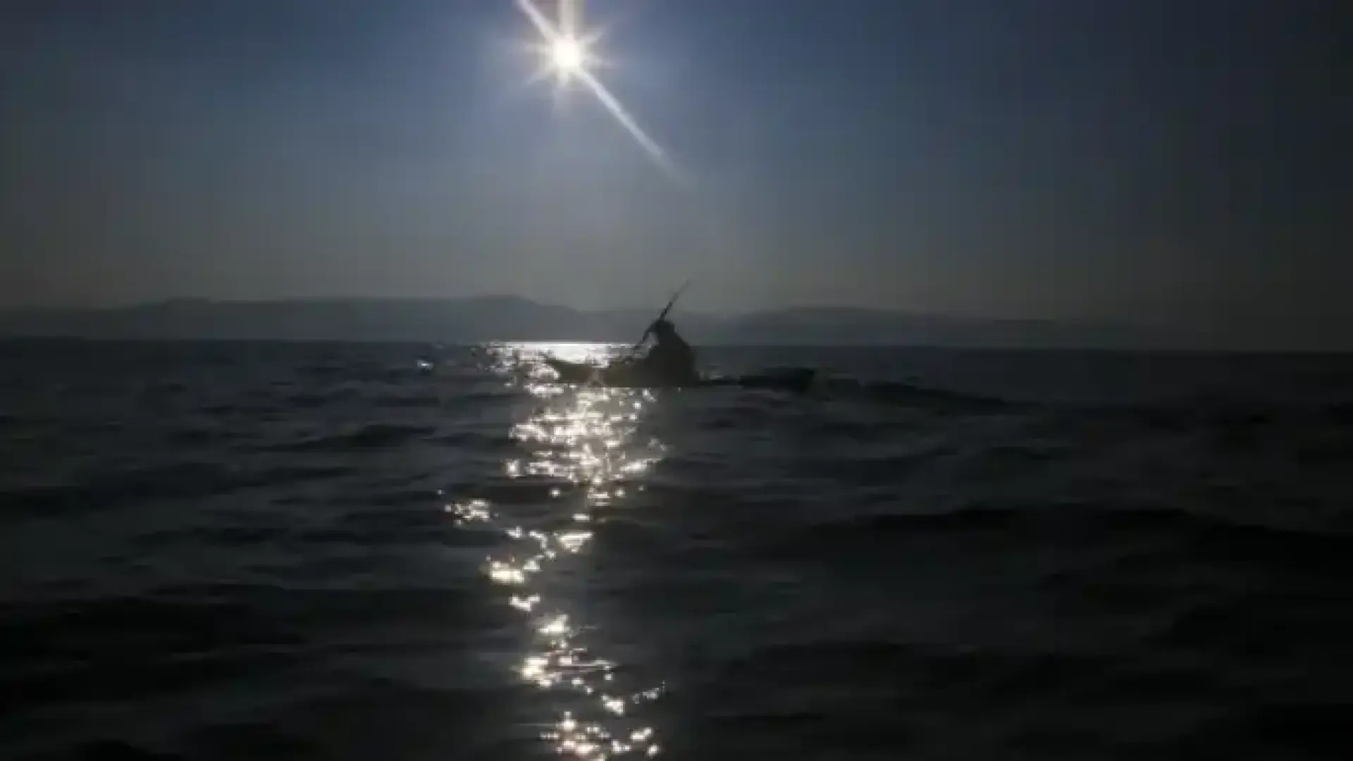 Свръхчовешка смелост: Тийнейджър се хвърли в морето и спаси майка си и децата