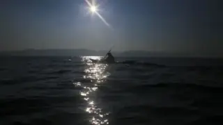 Свръхчовешка смелост: Тийнейджър се хвърли в морето и спаси майка си и децата