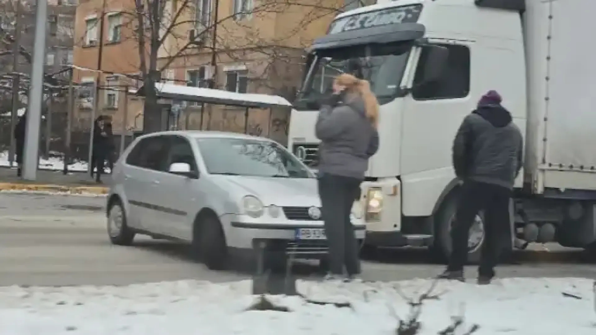 Камион "влачи" кола в Пловдив – шофьорката оцеля по чудо Снимка