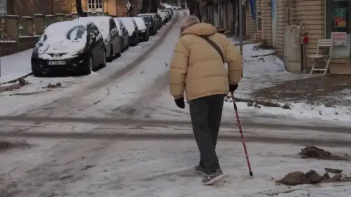 Леден капан и във Варна: Улиците се превърнаха в пързалка Снимки