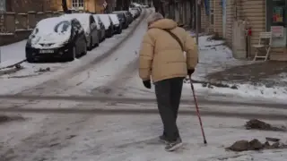 Леден капан и във Варна: Улиците се превърнаха в пързалка Снимки