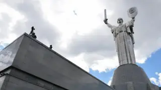 Русия нанесе щети на „Залата на славата“ в подножието на най-високия монумент в Украйна