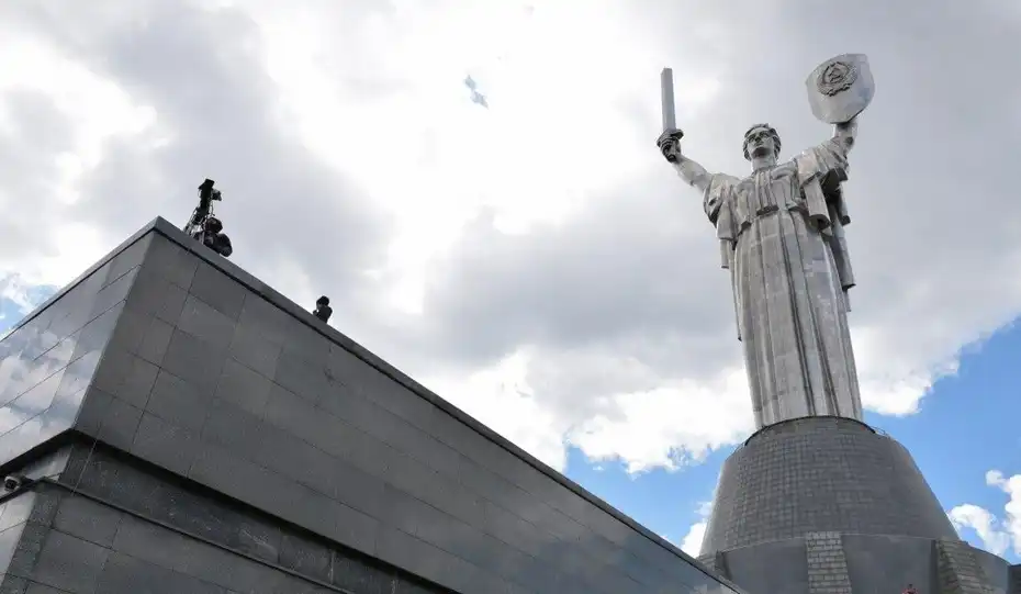 Русия нанесе щети на „Залата на славата“ в подножието на най-високия монумент в Украйна
