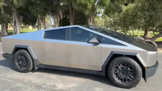 Нашенец спря теслата си пред заведение в Румъния, сега си скубе косите