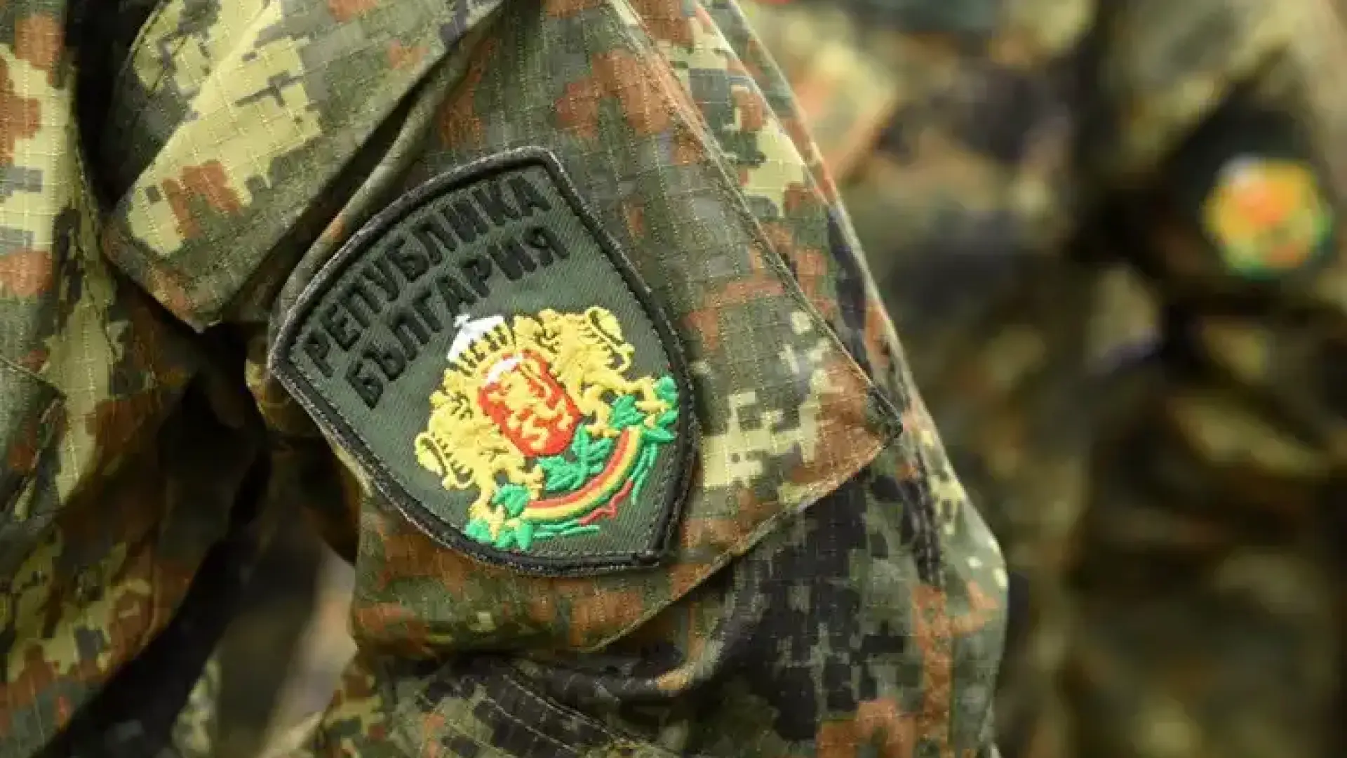 Криза удари армията! МО спря наемането на войници