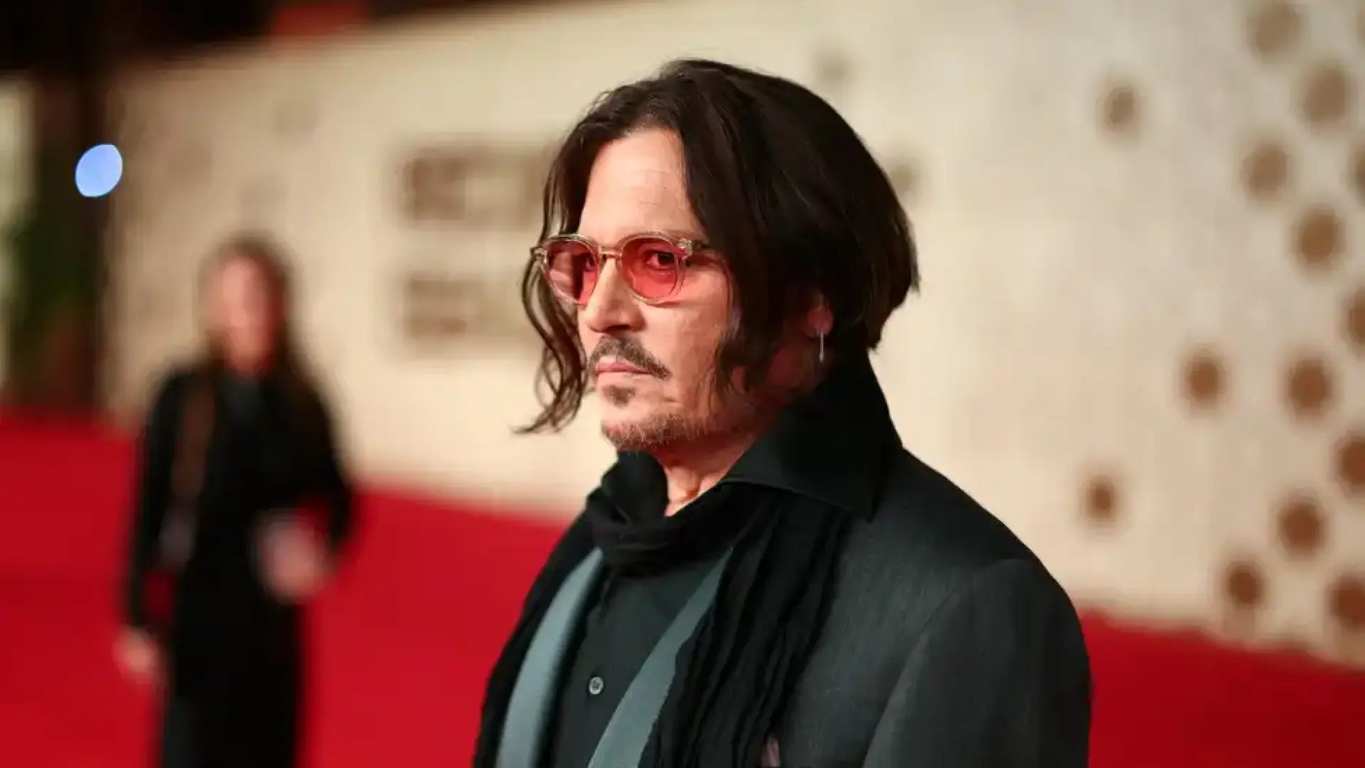 Напълно неузнаваем: Джони Деп с първи кадри като Ебенезър Скрудж Снимки