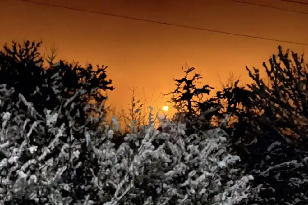 НЛО над Казанлък? Светлинни кълба осветиха нощното небе Снимки