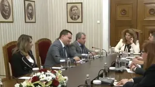 Извънредно: Йотова прекъсна срещата с ИТН заради обляната в сълзи... Снимки