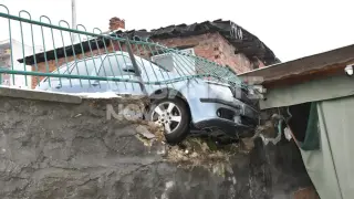 Паркирана кола тръгна сама и едва не падна в двор в Хасково