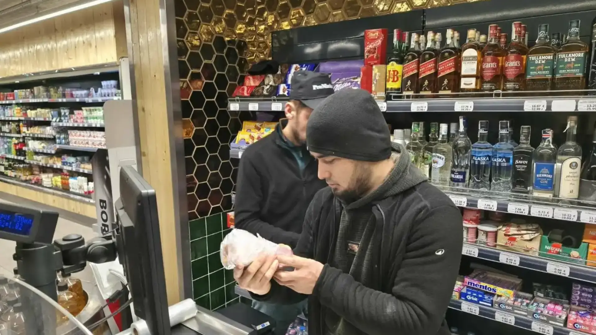 Сигнал до БЛИЦ! Двойно прецакване с цените в столичен магазин на известна верига Снимки