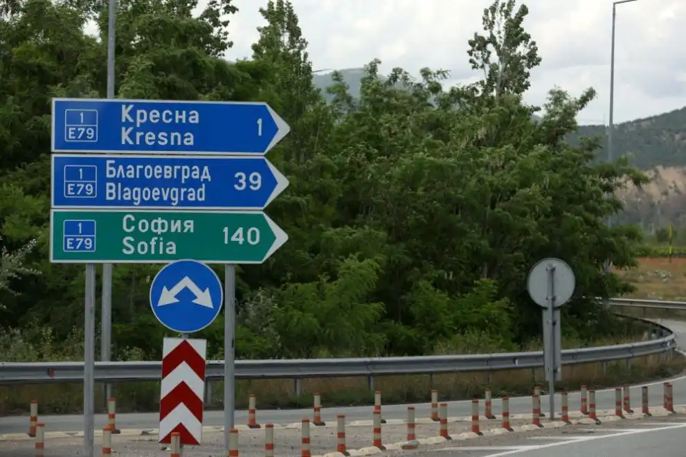 Внимание, шофьори: Свлачище блокира ключов път към Гърция