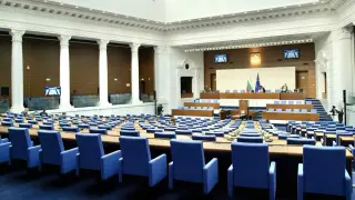 След бурно среднощно заседание: Днес парламентът спира работа