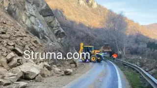 Голямо свлачище край Кривия тунел в Кресненското дефиле