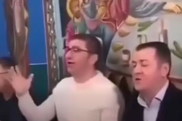 Скандална картинка: Мицкоски пиян празнува пред погледите на светци