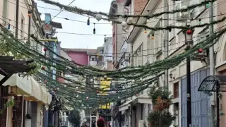 В наш голям град се питат: Коледа или Баба Марта чакаме? Снимки