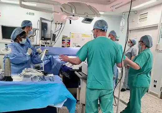 Близо 20 г. хирургът д-р Петков работи на Острова, но днес вече е...