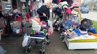 Пазарът в Димитровград: 21-ви век с цени в евро и сергии на земята Снимки