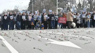С 456 карамфила почернени протестиращи блокираха Орлов мост Снимки