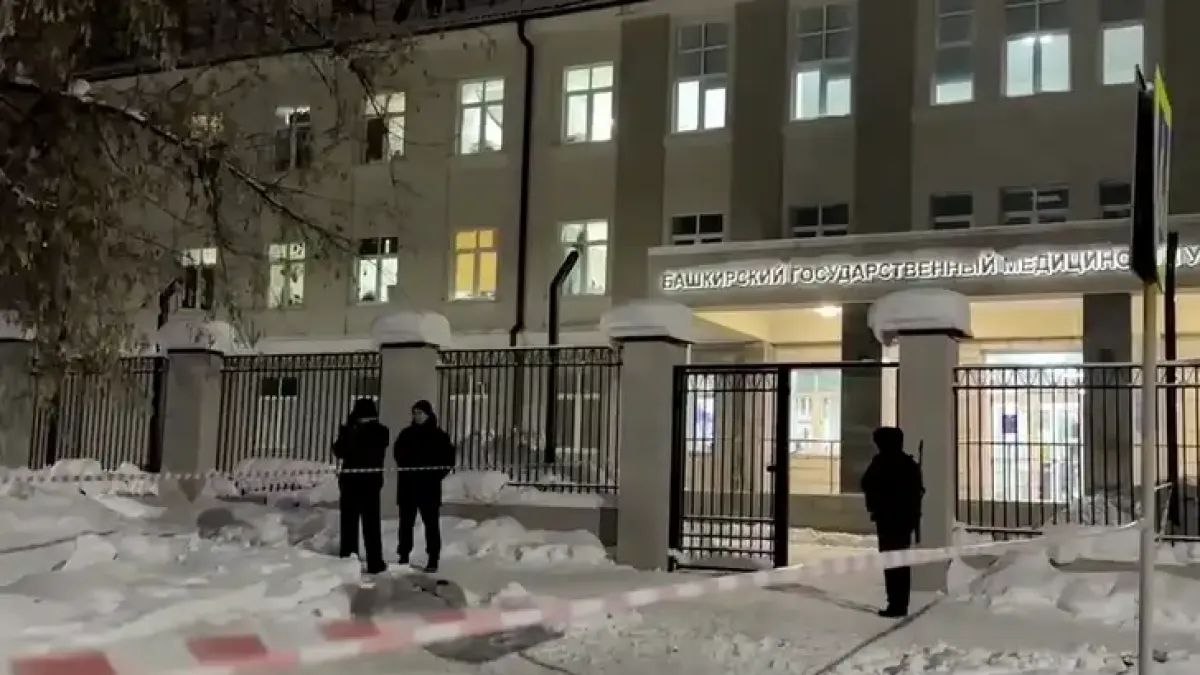 Жестоко клане в руски град: 15 -г. рани чужденци с нож, рисува с кръвта им...
