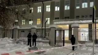 Жестоко клане в руски град: 15 -г. рани чужденци с нож, рисува с кръвта им...