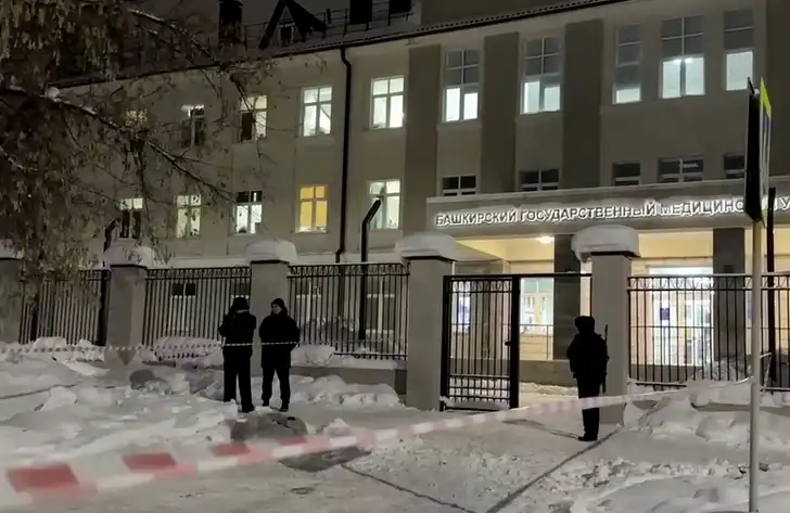 Жестоко клане в руски град: 15 -г. рани чужденци с нож, рисува с кръвта им...