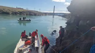 Момиче полетя с кола от мост в реката! Водолази претърсват Морача в търсене на автомобила, семейството е на мястото