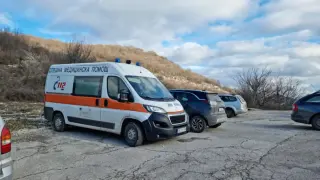 Непроходимият терен край Околчица блокира извозването на трите тела в кемпера
