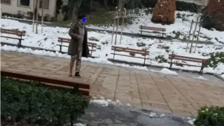 Агресивен мъж вилнее из Асеновград! Ругае и посяга Снимки