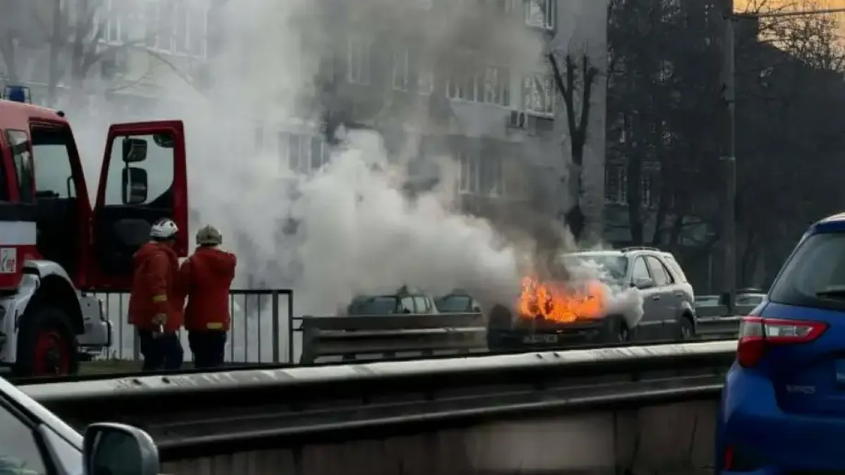 Джип пламна в София, движението по ключов булевард е затруднено Снимки