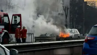Джип пламна в София, движението по ключов булевард е затруднено Снимки
