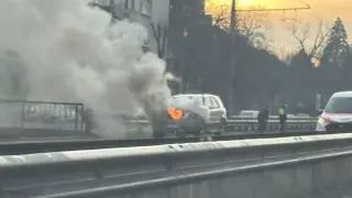 Горяща кола на "Цариградско шосе" в София, никой не слиза да помогне Снимка
