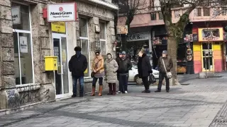Опашки се извиха пред "Български пощи" Снимки