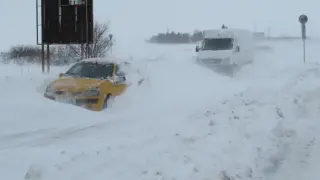 Снегът блокира пътя към Пампорово, закъсаха коли