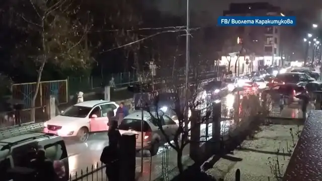Хаос пред училище в Пловдив: тясна улица блокира район „Северен“