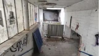 Опасност край Гара Искър: Хората вървят в пълен мрак, а по главата им пада...