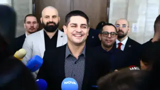 Отговориха на Радостин Василев за твърденията му за купен вот от ПБ: Не може да губи