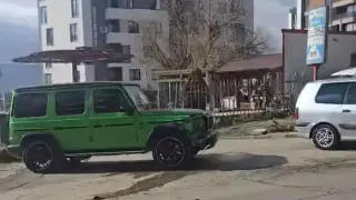 Меле с микробус и коли на оживен булевард в София Снимки