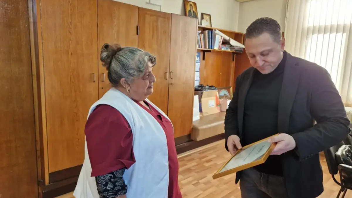 Йорданка от ИСУЛ умили всички пациенти в болницата Снимки