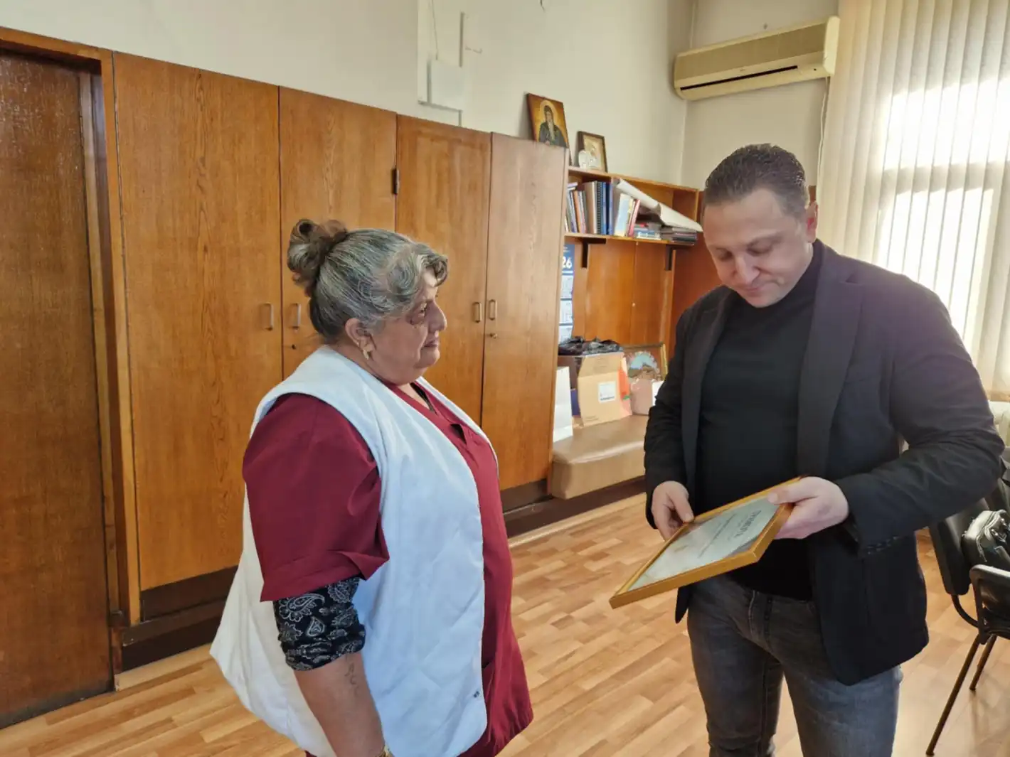 Йорданка от ИСУЛ умили всички пациенти в болницата Снимки