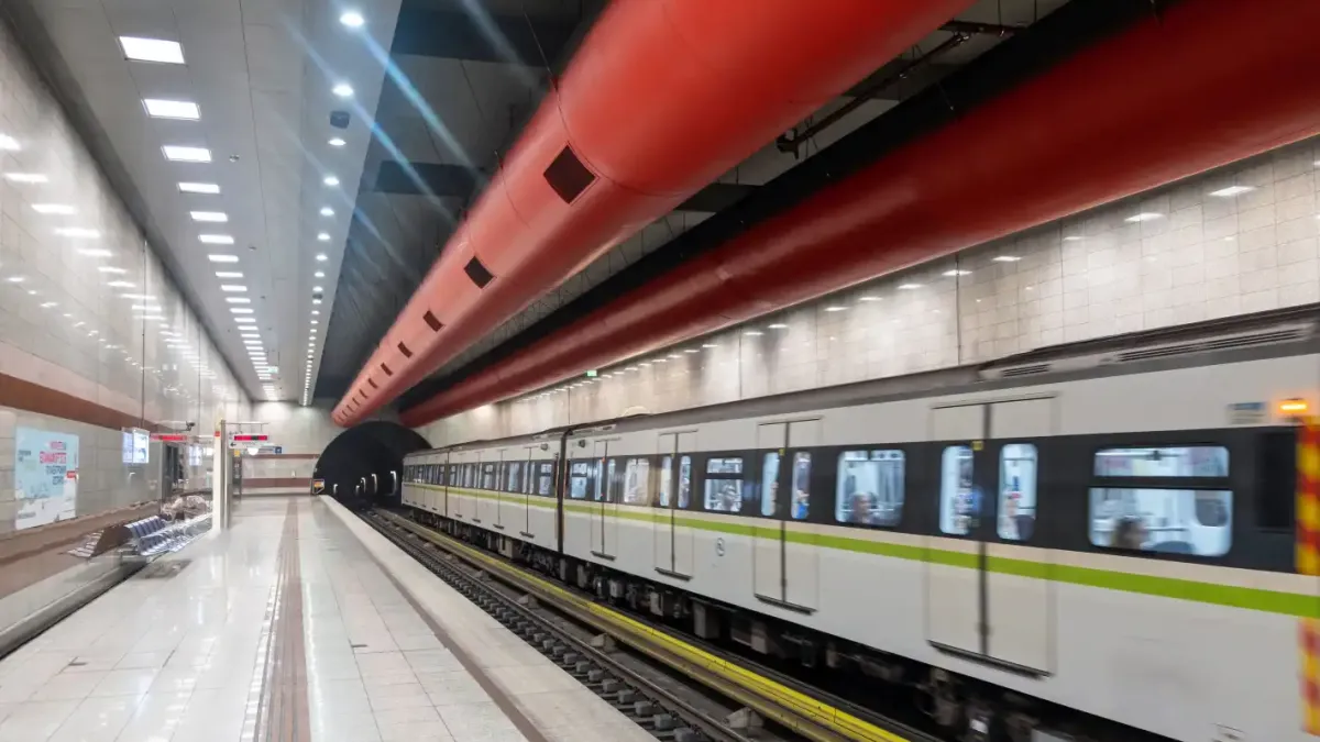 Мъж загина след падане върху релсите на метростанция в Атина