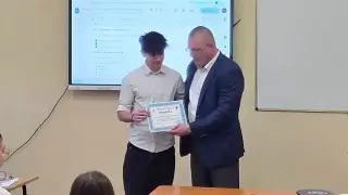Шефът на полицията в Русе награди ученик, върнал дебел портфейл с пари
