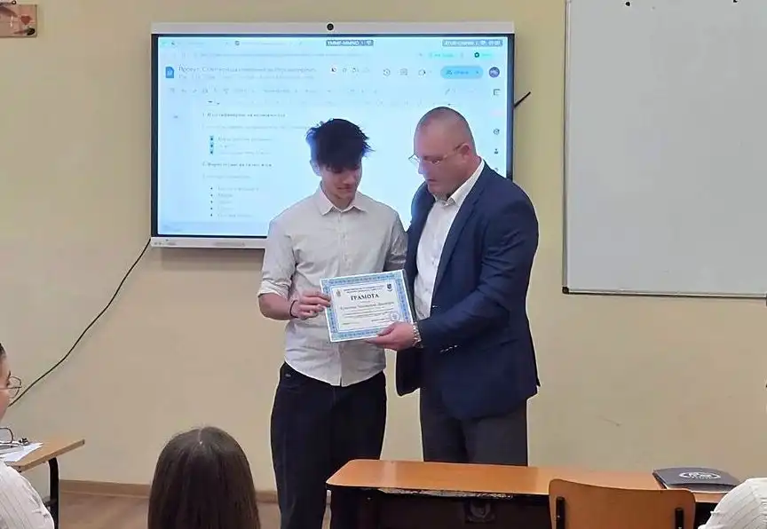 Шефът на полицията в Русе награди ученик, върнал дебел портфейл с пари
