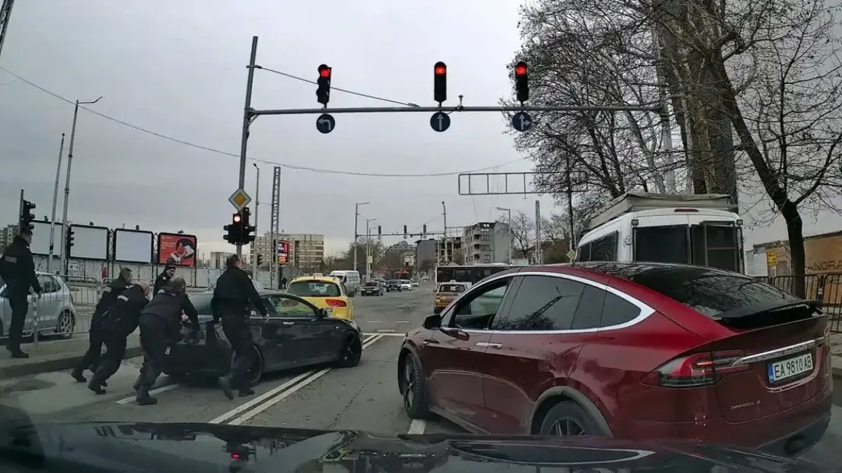 Жандармерия в акция на оживено кръстовище в Пловдив, мрежата пламна Снимка